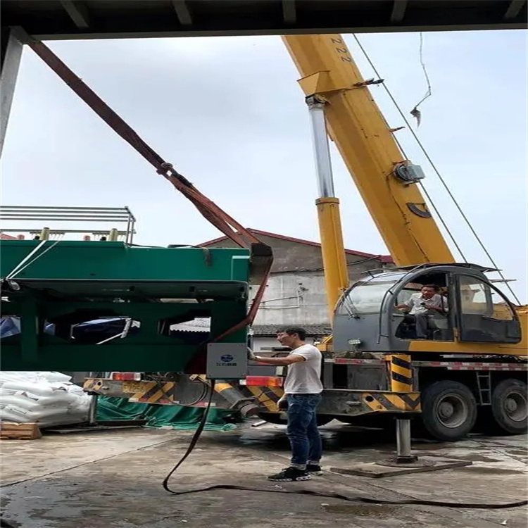 多文镇建筑工地吊装